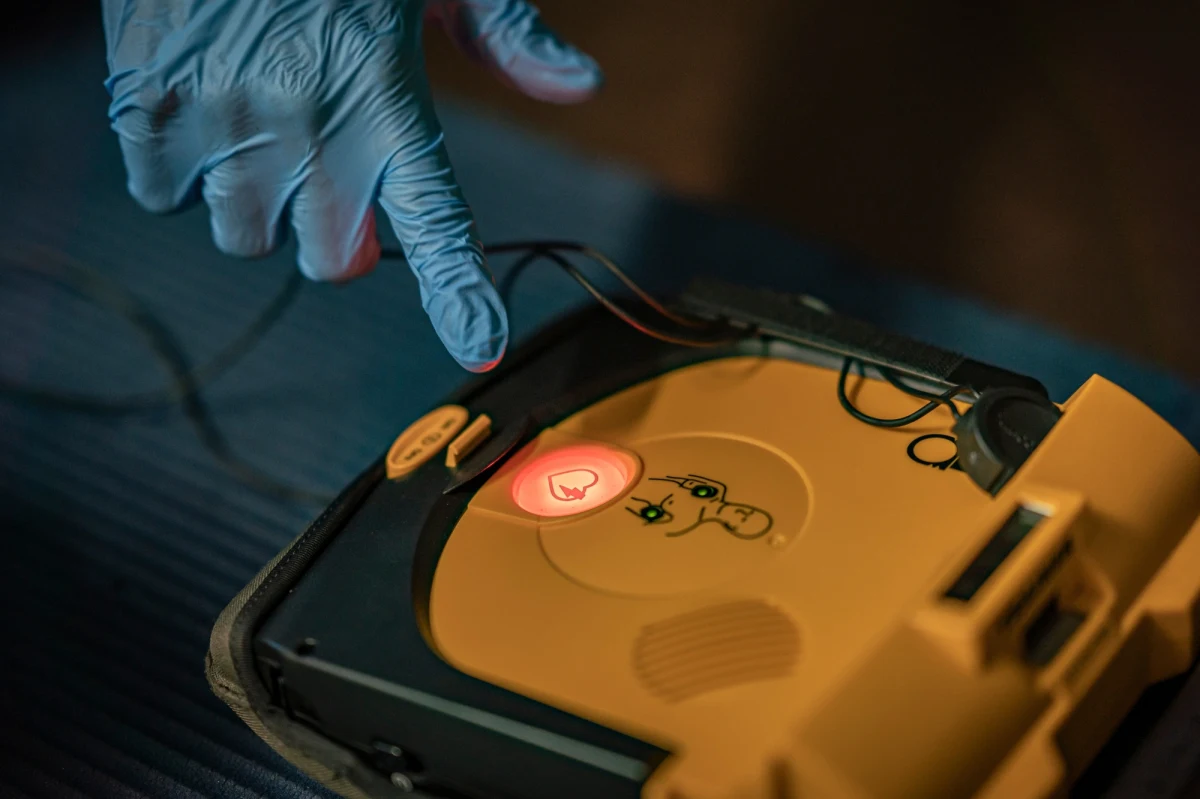 19 defibrylatorów trafi do wrocławskich szkół. To element kampanii realizowanej wraz z Uniwersytetem Medycznym. Urządzenia będą umieszczone w 15 placówkach, koszt zakupu wyniesie nieco ponad 200 tys. zł.

