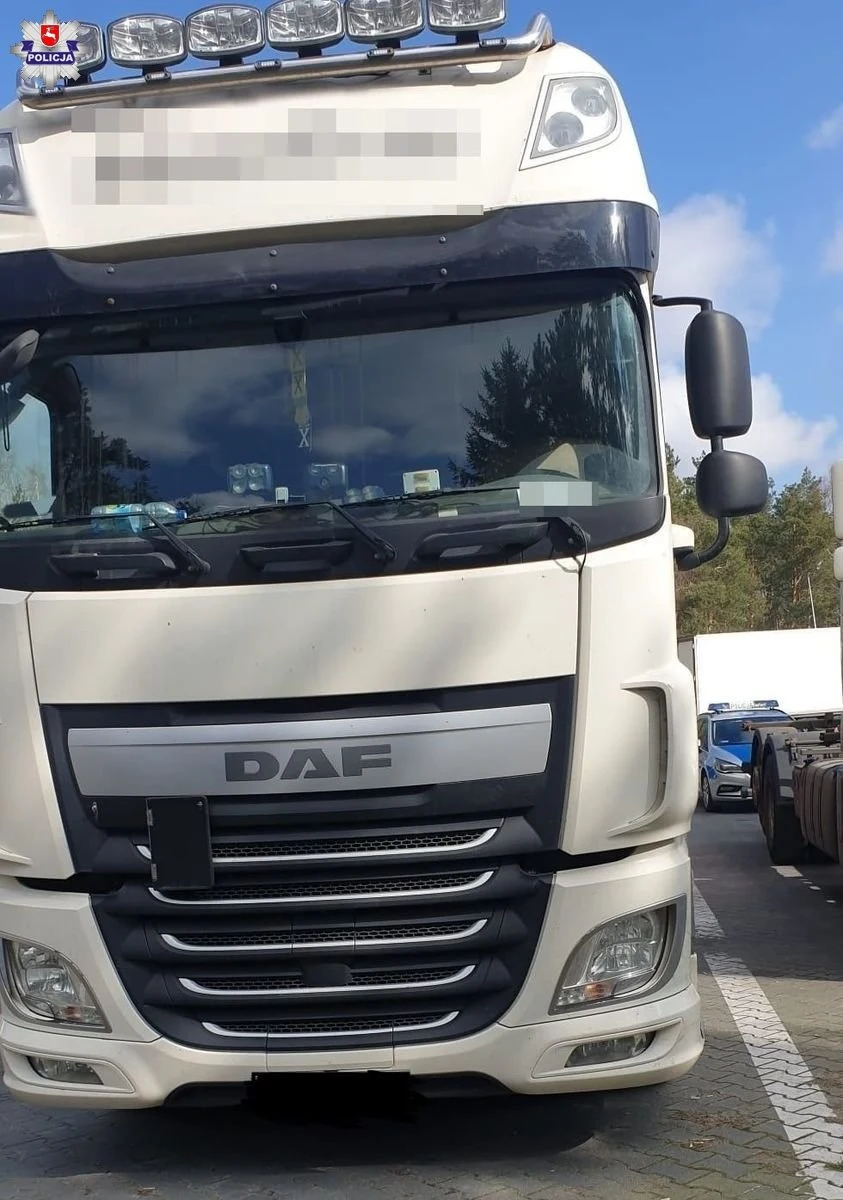 Białoruski kierowca zniecierpliwiony oczekiwaniem na przejściu granicznym, próbował ominąć kolejkę samochodów, posługując się fałszywym listem przewozowy. Czekają go konsekwencje.  