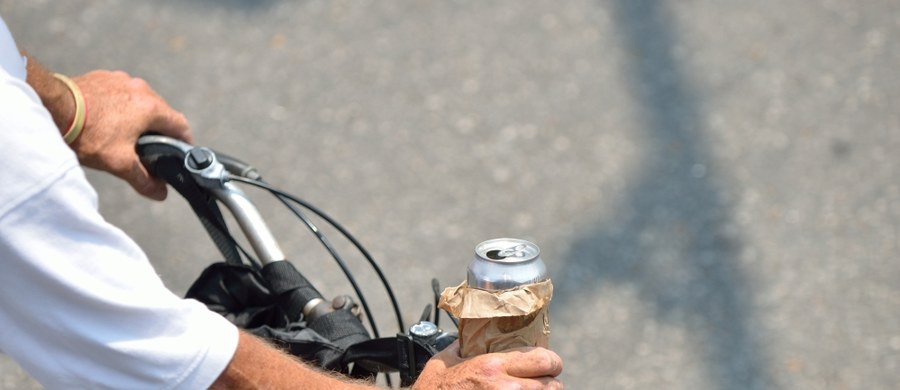 Na nieoświetlonym rowerze, ale z puszką piwa w ręku podróżował drogą krajową nr 10 56-latek. Zatrzymali go policjanci z komendy w Wałczu w Zachodniopomorskiem. Mężczyzna tłumaczył, że alkohol popijał... dla odwagi. Inaczej bał się podróżować ruchliwą trasą. 