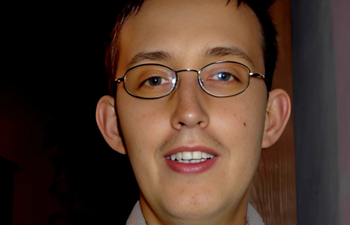 ​23 marca 2024 roku mija 20. rocznica odejścia naszego kolegi Mikołaja, pracownika działu technicznego RMF FM na przełomie lat 90. i 2000. Był niezwykłą osobą. Mało mówił, ale jego krótkie i celne riposty zostawały w głowach na długo. Był charakterystyczny ze względu na swój wygląd - wysoki, szczupły, zawsze w okrągłych okularach. Miał żółtą cerą - wynik choroby, z którą zmagał się od wczesnego dzieciństwa. Z kolegami żartował, że ten żółty kolor to naturalne przygotowanie do wymarzonej pracy w żółto-niebieskiej stacji. Jego dystans do siebie i do choroby budził podziw przyjaciół, znajomych i nieznajomych. Po 20 latach od śmierci Mikołaja jego brat i przyjaciele z RMF FM i Radia Echo w Nowym Sączu wspominają tego niezwykłego człowieka.