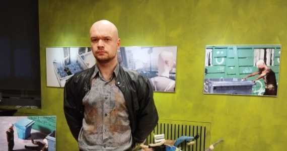 Nie zamartwiajmy się, że nie mamy w życiu lepiej - mówi artysta, który w piątek w Lublinie otworzył wystawę o swojej pracy na śmieciarce. Artysta w przeszłości parał się wieloma zawodami. Poprzez swoją sztukę chce przekonać ludzi, by doceniali małe rzeczy.