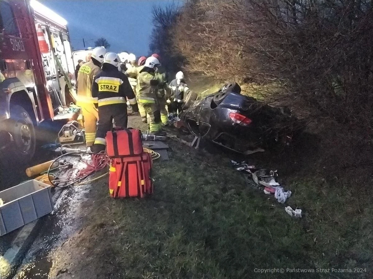 Śmiertelny wypadek w Żakowoli Radzyńskiej. W wypadku na drodze krajowej nr 19 zginęła jedna osoba, a jedna została ranna.