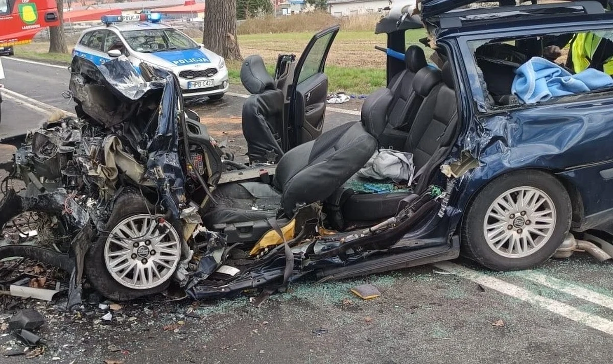 Cztery osoby zostały ranne w wyniku wypadku drogowego w Łagiewnikach na Dolnym Śląsku. Czołowo zderzyły się tam dwa pojazdy - samochód osobowy i bus.