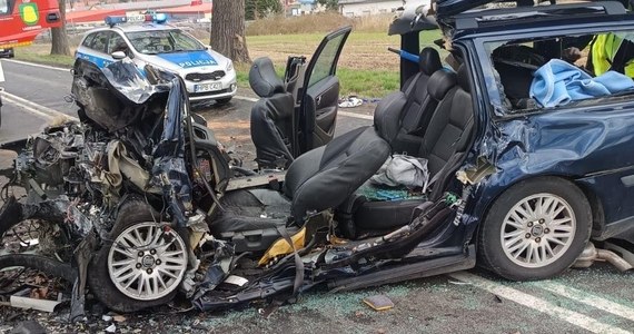 Cztery osoby zostały ranne w wyniku wypadku drogowego w Łagiewnikach na Dolnym Śląsku. Czołowo zderzyły się tam dwa pojazdy - samochód osobowy i bus.