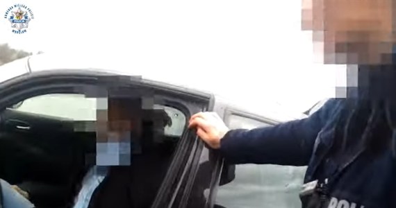 Nawet 5 lat więzienia grozi 40-letniemu mężczyźnie, który uciekał przed policją we Wrocławiu. Mundurowi opublikowanie nagranie wideo z pościgu.