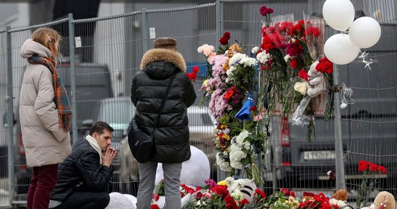 Co najmniej 133 osoby nie żyją, ponad 100 przebywa w szpitalach - to najnowszy bilans wczorajszego ataku terrorystycznego na Crocus City Hall w Krasnogorsku pod Moskwą. Liczba ofiar, jak zaznacza rosyjski Komitet Śledczy, może wzrosnąć. FSB poinformowała, że w związku z atakiem zatrzymano 11 osób. Cztery z nich miały być bezpośrednio zaangażowane w przeprowadzenie zamachu. Do zamachu przyznało się na swoim kanale w Telegramie tzw. Państwo Islamskie. Nie ma jednak na razie potwierdzenia tej informacji.