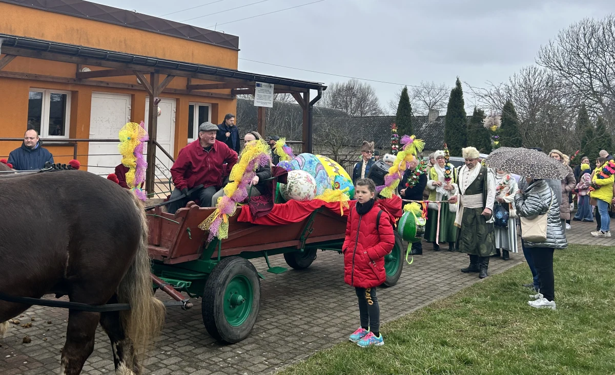 Osiem metrowych, kilkaset mniejszych. Podlaski Grabów zmienił się dziś w prawdziwą pisankową stolicę. Ulicami miasteczka przeszedł Grabowski Korowód Pisankowy. 