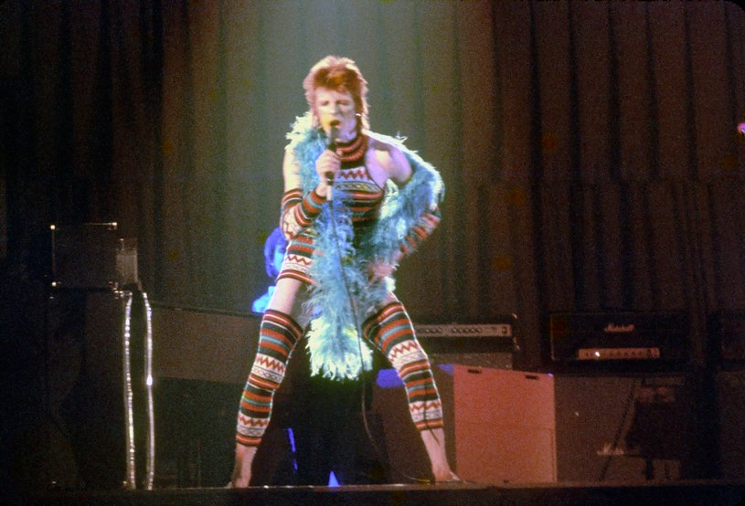 David Bowie powraca jako Ziggy Stardust. Już w czerwcu ukaże się specjalny, pięciopłytowy box zawierający zapis wszystkich nagrań zarejestrowanych przez brytyjską gwiazdę rocka jako kosmiczny przybysz. Spadkobiercy artysty przekazali, że na krążkach znajdzie się niemal 30 nigdy niepublikowanych oficjalnie utworów.