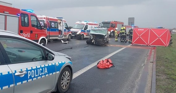 Jedna osoba zginęła, a jedna została ranna w wyniku wypadku w Słabomierzu na Mazowszu. Zderzyły się tam cztery samochody osobowe.