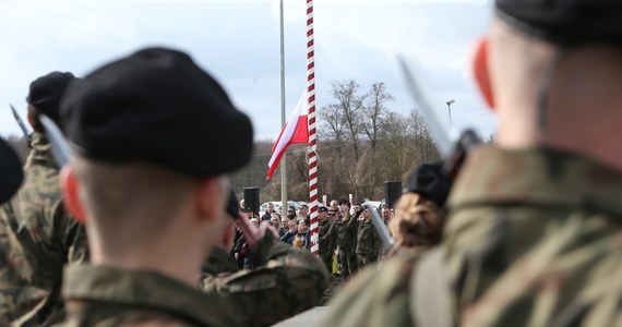 Będzie więcej wojska w przygranicznych województwach: warmińsko-mazurskim, podlaskim, lubelskim i podkarpackim. Zapowiedział to na konwencji wyborczej Trzeciej Drogi w Białymstoku wicepremier, minister obrony narodowej Władysław Kosiniak-Kamysz.