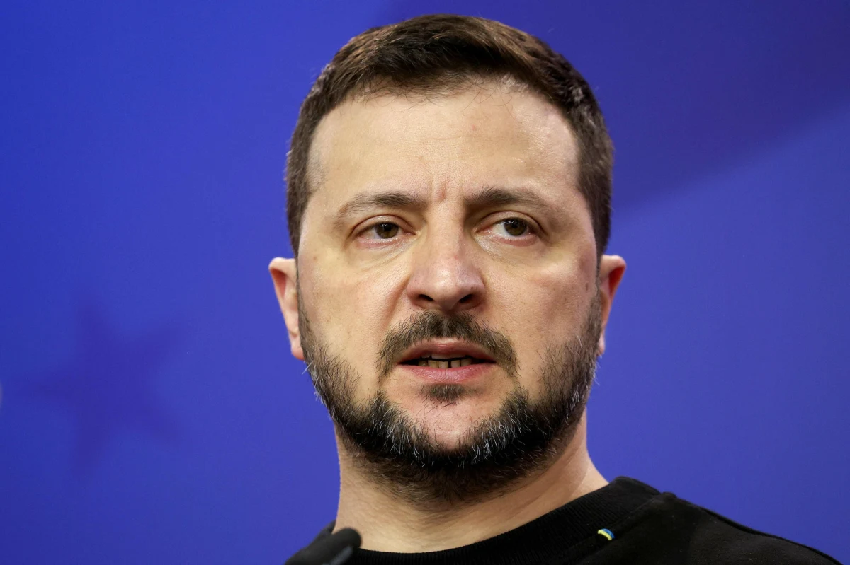 "Oni zawsze mają te same metody. To już było. Były bombardowane domy, strzelaniny i eksplozje. I zawsze zrzucają winę na innych" - przekazał Wołodymyr Zełenski w swoim przemówieniu, w którym odniósł się do zamachu terrorystycznego pod Moskwą. Ukraiński prezydent nie przebierał w słowach i ostrzegł Rosjan: jeżeli będziecie umierać w milczeniu, Putin spróbuje wiele razy obrócić takie wydarzenia na swoją korzyść.