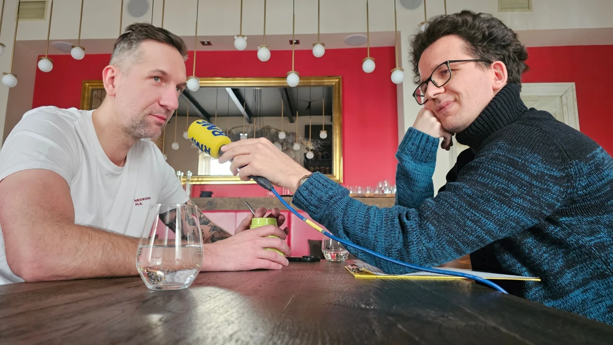 "Ja bym w święta nie ryzykował przed znajomymi czy rodziną jakichś eksperymentów w kuchni. To się może skończyć awanturą" - mówi w rozmowie z RMF FM Przemysław Klima - szef kuchni jedynej w Polsce restauracji wyróżnionej dwoma gwiazdkami Michelin. "Kuchnia świąteczna powinna być tradycyjna. Barszcz powinien smakować barszczem, a nie ramenem" - dodaje. Pytany o to, jak sprawić, by przygotowywanie wielkanocnych potraw było dla nas dobrą zabawą, podkreśla: "Musimy otoczyć się fajnymi ludźmi i wspólnymi siłami robić rzeczy na luzie, cieszyć się chwilą". Rozmawiamy też o smakach jego dzieciństwa, dołączeniu do jury Masterchefa, zawodowych planach i książce "Fun dining". 