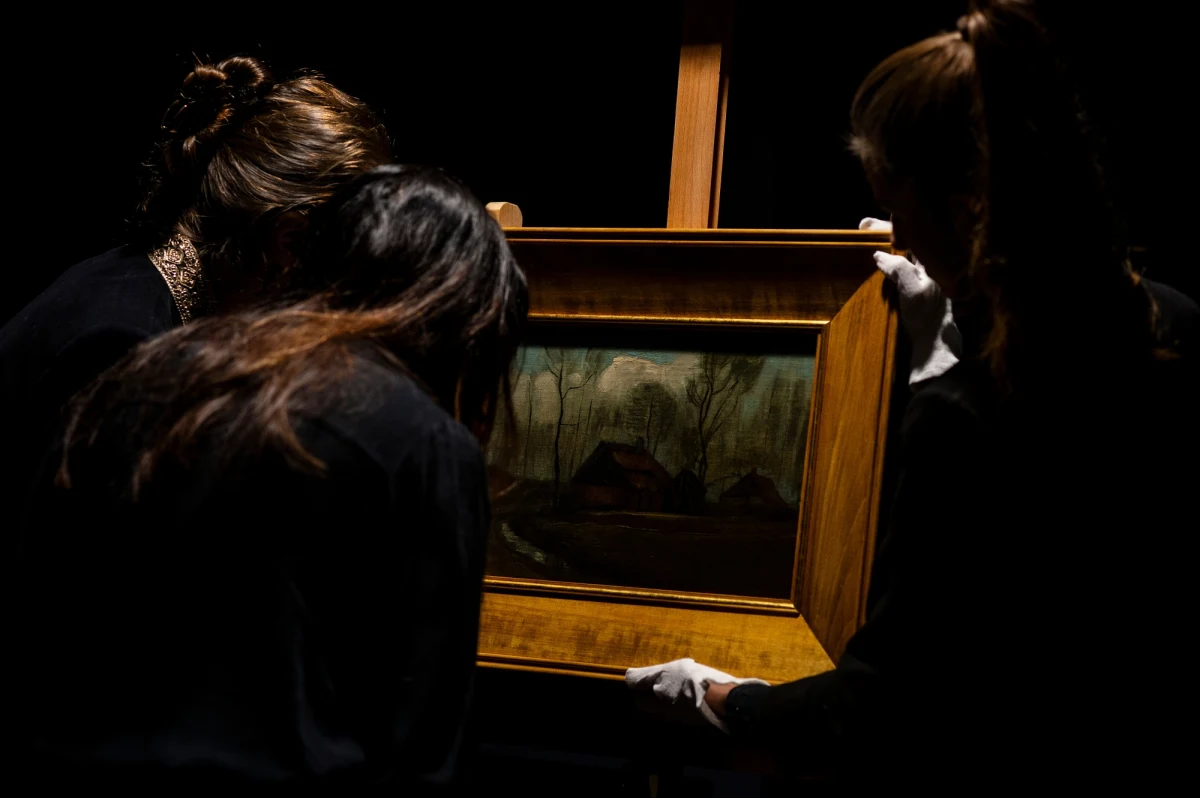 Polska ma własnego van Gogha. Po latach badań udało się ostatecznie potwierdzić autentyczność obrazu przechowywanego w galerii Porczyńskich w Warszawie. I jak się okazało, jest to dzieło wybitnego holenderskiego malarza Vincenta van Gogha z 1883 roku "Wiejskie chaty". Dzięki pracownikom Muzeum Jana Pawła II i Prymasa Wyszyńskiego oraz laboratorium Muzeum Narodowego w Krakowie obraz został poddany specjalistycznym badaniom i dokładnej konserwacji. 