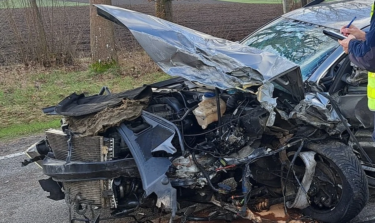 69-letni mężczyzna zginął w wypadku na drodze krajowej 21 pomiędzy Dretyniem a Miastkiem w Pomorskiem. Dwóch innych uczestników zdarzenia zostało zabranych do szpitala.