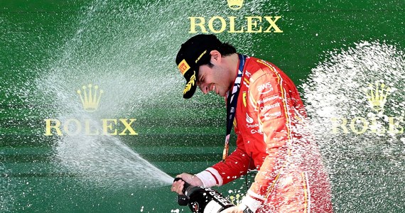 Hiszpan Carlos Sainz jr. (Ferrari) wygrał w Melbourne wyścig o Grand Prix Australii, trzecią rundę mistrzostw świata Formuły 1. Broniący tytułu Holender Max Verstappen (Red Bull) wycofał się z zawodów po czterech okrążeniach. Powodem takiej decyzji była awaria hamulców. 