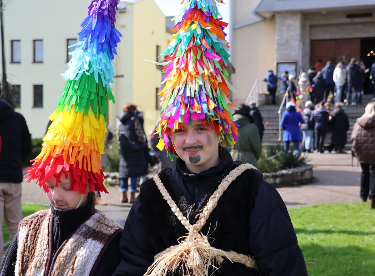 Pod Krakowem wciąż żywa jest tradycja pucheroków. To zwyczaj obchodzony w Niedzielę Palmową. Ubrani w kolorowe, bardzo wysokie czapki, chłopcy  recytują żartobliwe, wierszowane oracje. Każdy ma koszyczek na smakołyki, którymi dziękowano za życzenia. Dziś Pucheroki to przede wszystkim ludowy zwyczaj. Dziś pucheroki zobaczyć można zaledwie w czterech miejscowościach: w Bibicach, Zielonkach, Trojanowicach i Tomaszowicach. Organizowany jest tam nawet przegląd występów pucheroków.