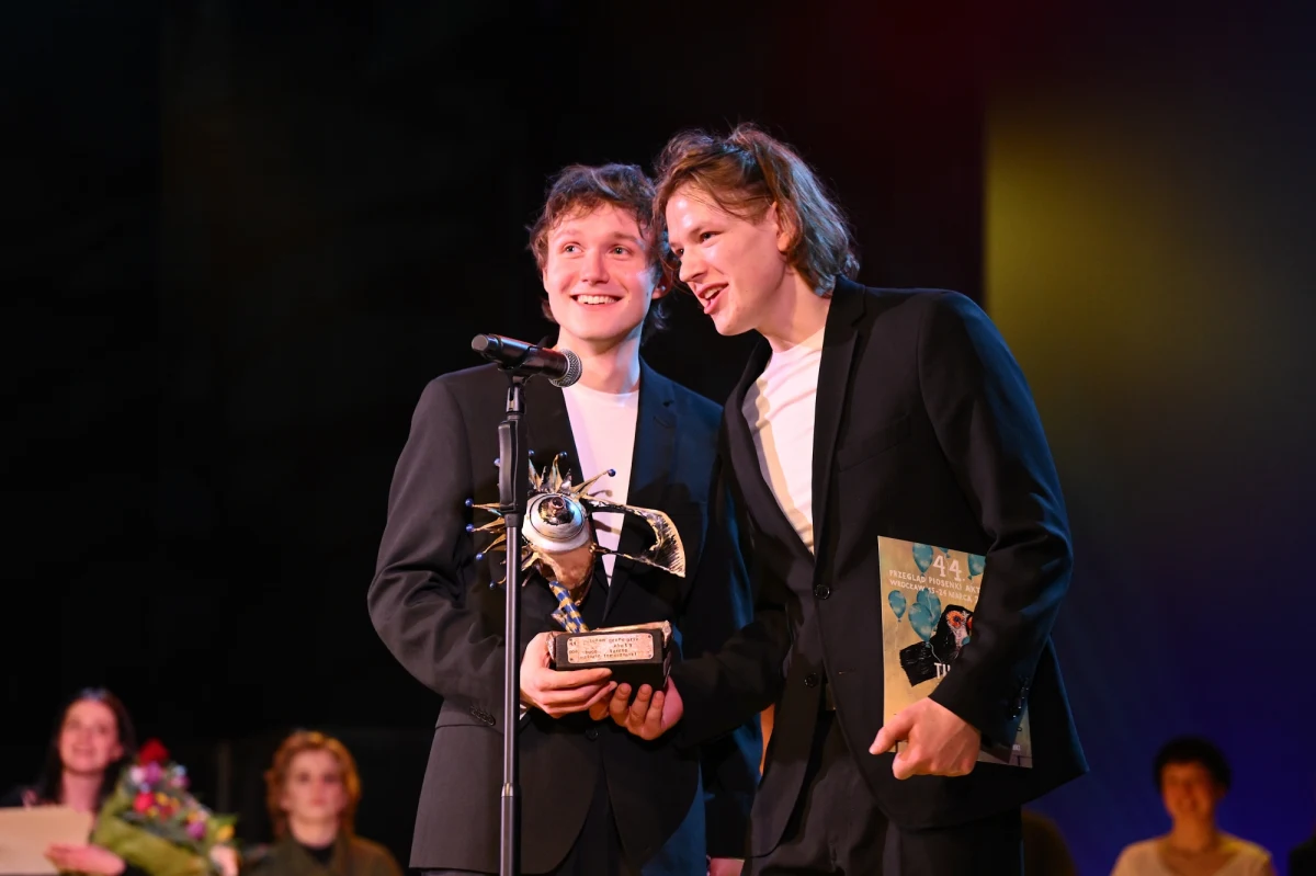 Poznaliśmy laureatów 44. Przeglądu Piosenki Aktorskiej we Wrocławiu. Grand Prix zdobył w tym roku duet Hugo Tarres i Mateusz Tomaszewski.