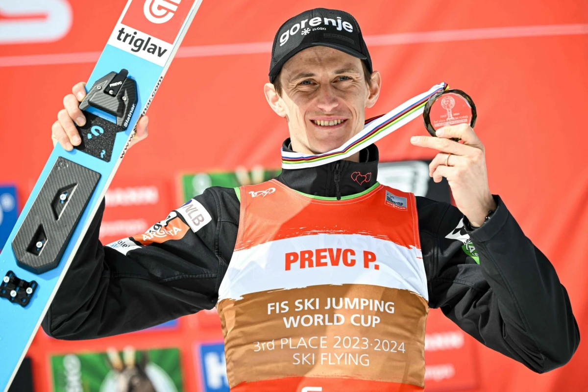 Peter Prevc pożegnał się dziś z kibicami. Utytułowany Słoweniec zakończył w Planicy bogatą w sukcesy karierę. Weekend był popisem Słoweńca. W piątek wygrał konkurs indywidualny, a w sobotę wspólnie z kolegami wywalczył drugie miejsce w jednoseryjnym konkursie drużynowym. Dziś zajął 6. lokatę, ale to nie sportowy wynik był najważniejszy.