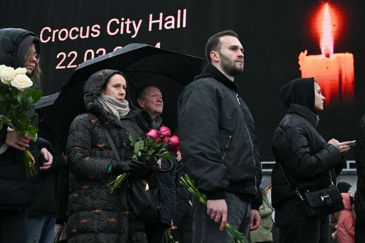 Terroryści, którzy zaatakowali w hali koncertowej pod Moskwą, byli tam widziani już wcześniej. Kamery zarejestrowały też, że tuż po ataku napastnicy uciekli samochodem.