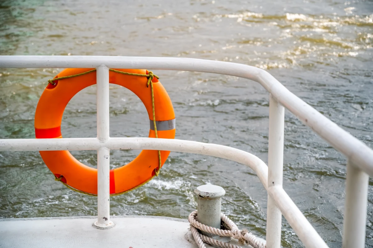 Ciało mężczyzny wyłowiono z Zalewu Zemborzyckiego w Lublinie. Unoszące się na wodzie zwłoki zauważyli wędkarze, którzy wyciągnęli je na brzeg. Policja ustala tożsamość mężczyzny.