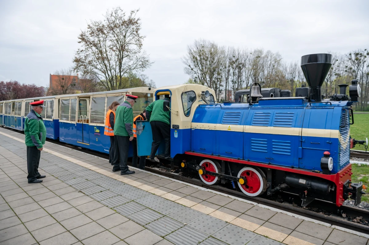W Poznaniu znów jeździ Kolejka Parkowa Maltanka. Na trasie pojawił się "ryjek" - 92-letni wagon motorowy.