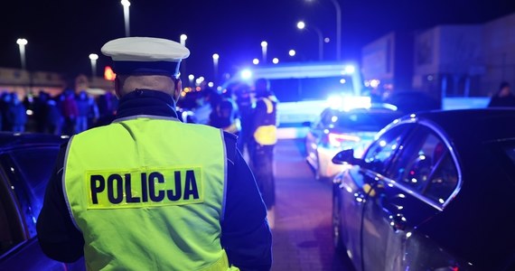 ​W nocy z soboty na niedzielę dwaj mężczyźni zdemolowali w Gdyni 13 samochodów, które były zaparkowane przy ulicach Kleeberga i Staniewicza. Policjanci ustalili świadków i sporządzili rysopis sprawców.