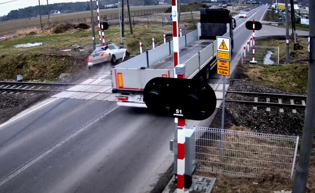 PKP Polskie Linie Kolejowe opublikowały nagranie ze zdarzenia na przejeździe kolejowym w Białej Pajęczańskiej. Widać na nim jak z dużą prędkością kierowca bmw wyprzedzał ciężarówkę, po czym wpadł do rowu i uszkodził napęd rogatki.