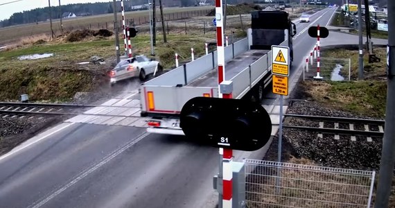 PKP Polskie Linie Kolejowe opublikowały nagranie ze zdarzenia na przejeździe kolejowym w Białej Pajęczańskiej. Widać na nim jak z dużą prędkością kierowca bmw wyprzedzał ciężarówkę, po czym wpadł do rowu i uszkodził napęd rogatki.