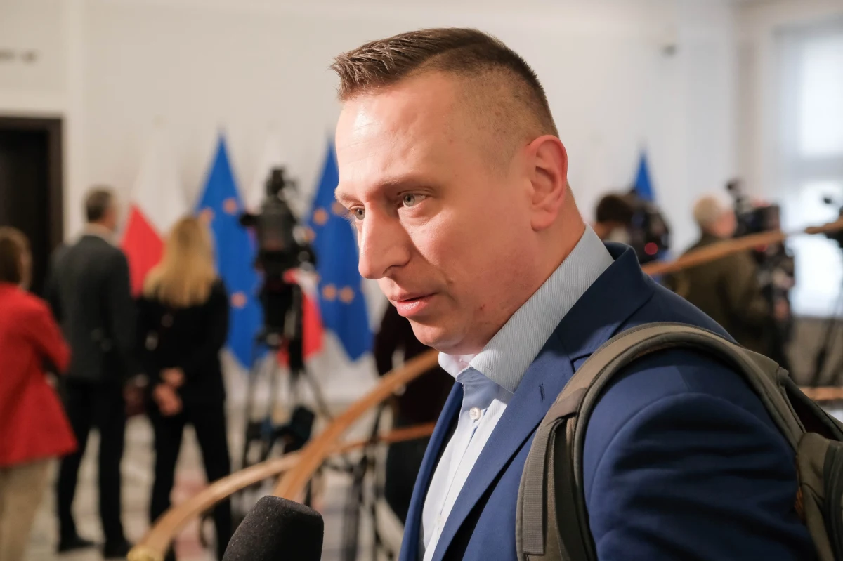 Rolnicy zostawili w Inowrocławiu skrzynkę z obornikiem przed biurem europosła Krzysztofa Brejzy z Koalicji Obywatelskiej. Ostrzegali, że protest zmieni w najbliższym czasie formę i będzie polegał na wizytach w biurach posłów i europosłów.