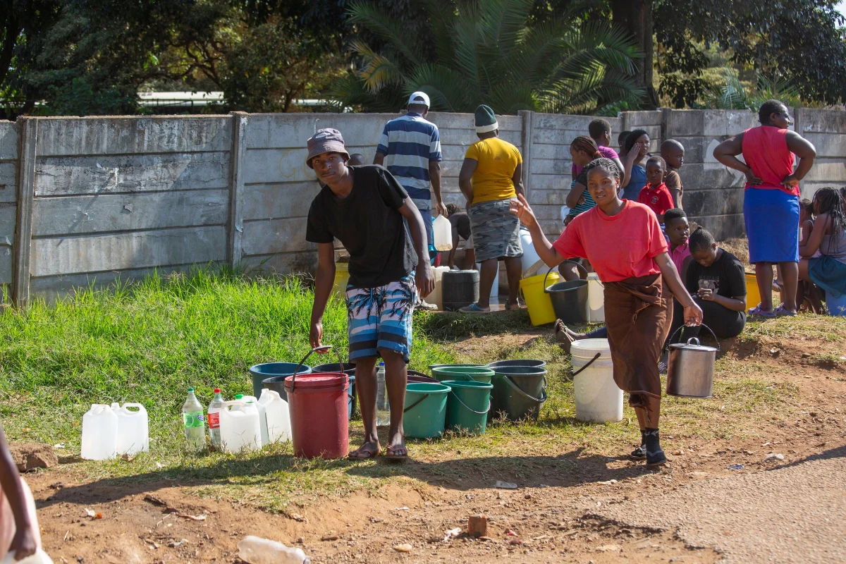 Szef rządzącej partii ZANU-PF w prowincji Midlands, w środkowej części Zimbabwe, Edson Chiherenge powiedział na spotkaniu partyjnym, że osoby, które nie są członkami ugrupowania nie otrzymają pomocy żywnościowej podczas tegorocznej wyniszczającej suszy - podał portal Masvingomirror.