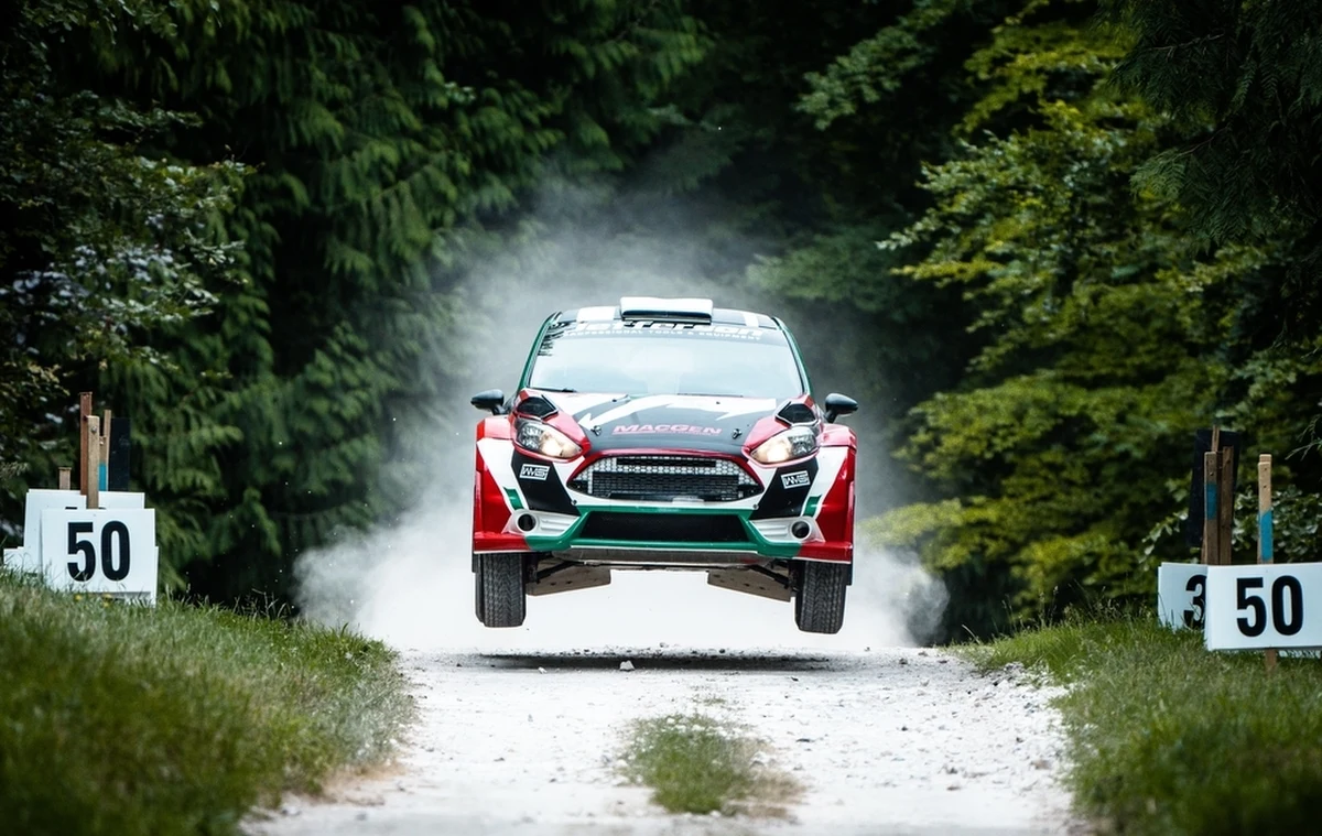 Cztery osoby nie żyją, a co najmniej osiem zostało rannych w czasie rajdu samochodowego na Węgrzech. Pojazd wypadł z drogi i z impetem wjechał w grupę kibiców.