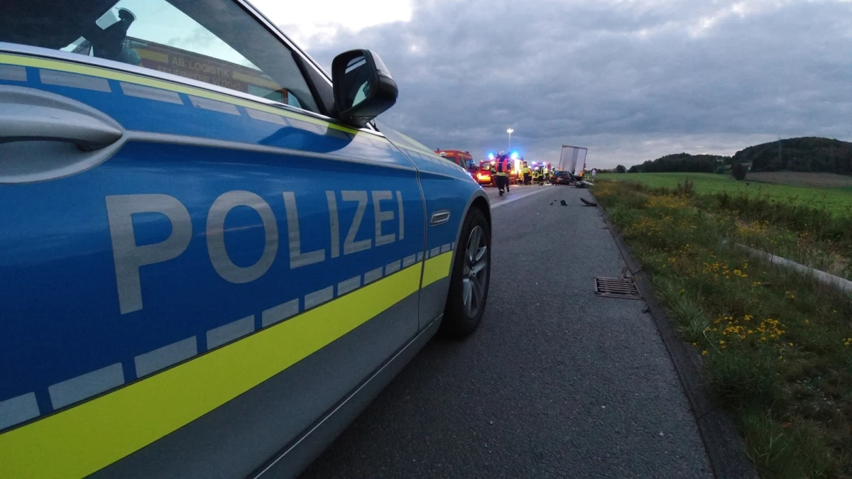 Dwie osoby zginęły w karambolu z udziałem około 40 pojazdów na autostradzie w rejonie Wuerzburga w Bawarii, na południu Niemiec. Do serii zderzeń doszło podczas ulewnego deszczu. Trzy samochody stanęły w płomieniach – podała dpa.