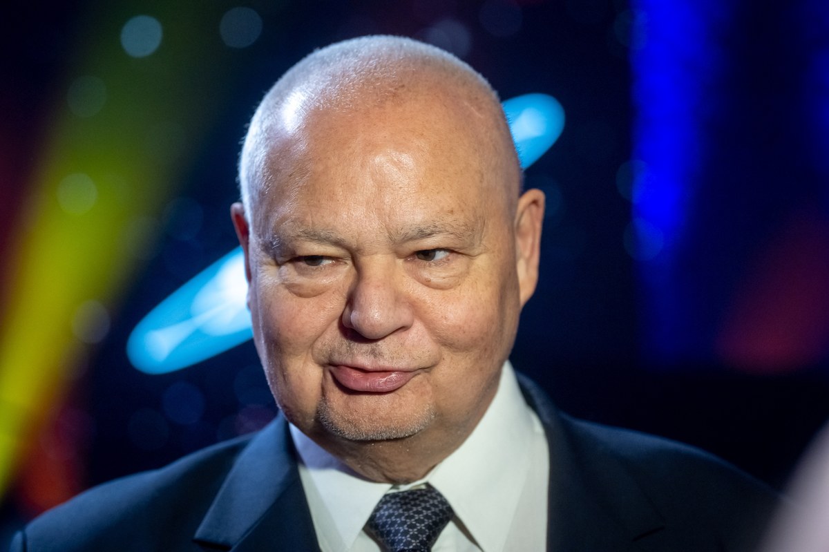 Prezes NBP Adam Glapiński powiedział brytyjskiemu dziennikowi "Financial Times", że wystosuje list do premiera Donalda Tuska w celu zakończenia coraz bardziej zaciekłego sporu, który - jak ostrzegł - szkodzi międzynarodowemu wizerunkowi Polski. Glapiński oświadczył, że postawienie go przed Trybunałem Stanu byłoby "bardzo złe dla Polski" i dodał, że "nie jest gotowy" do rezygnacji, ponieważ mogłoby to zostać odebrane jako przyznanie się do winy.