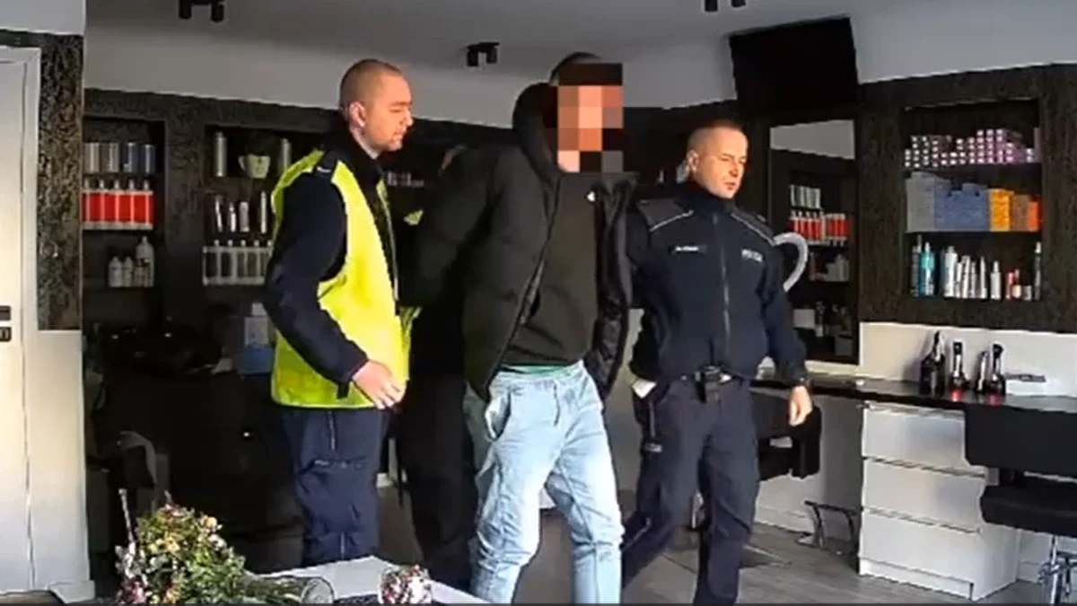 Najpierw wybił szybę w salonie urody w Piasecznie w Mazowieckiem, później smacznie usnął na fotelu. Wszystko nagrała kamera wewnątrz salonu. Mężczyzna nie był w stanie odpowiedzieć na pytanie, co nim kierowało. Pijany 23-latek został zatrzymany i spędził noc w policyjnej celi. Teraz grozi mu do 5 lat więzienia.