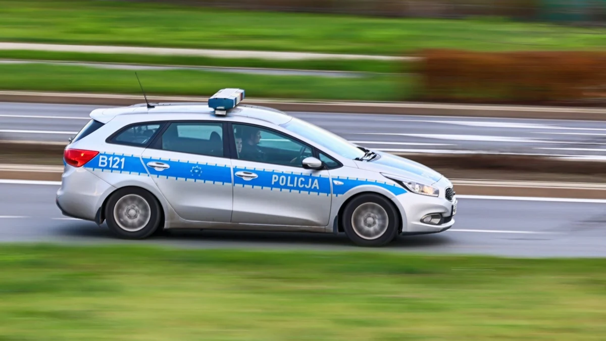 Warszawscy policjanci postrzelili 15-letnią pasażerkę samochodu, który nie zatrzymał się do kontroli, staranował radiowóz i próbował potrącić funkcjonariusza. W trakcie pościgu krótko po północy w podwarszawskim Ożarowie pojazd dachował.