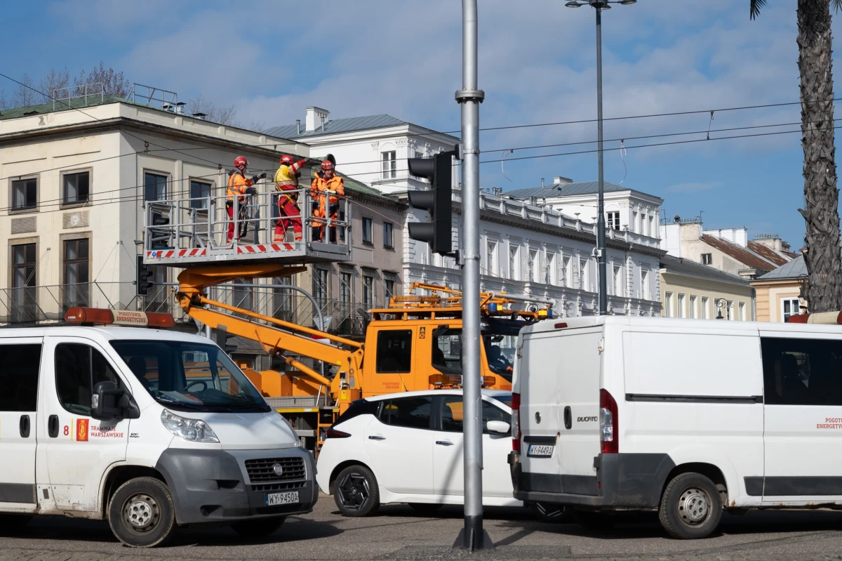 Ok. godz. 7. została zerwana trakcja w okolicy ronda de Gaulle'a. Z tego powodu na wiele godzin wstrzymano ruch miejskich tramwajów w ciągu Alej Jerozolimskich. Służby poradziły sobie z uszkodzeniami sieci trakcyjnej ok. południa. Ruch tramwajów został przywrócony. 