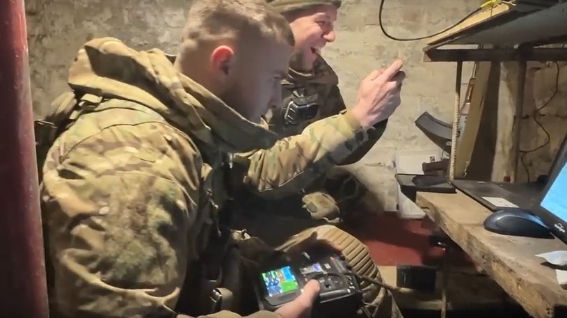 Siły Zbrojne Ukrainy poinformowały o osiągnięciu 19-letniego irlandzkiego ochotnika w swoich szeregach. Mężczyzna zniszczył aż sześć rosyjskich haubicoarmat D-20 i D-30 w ciągu jednego dnia! 