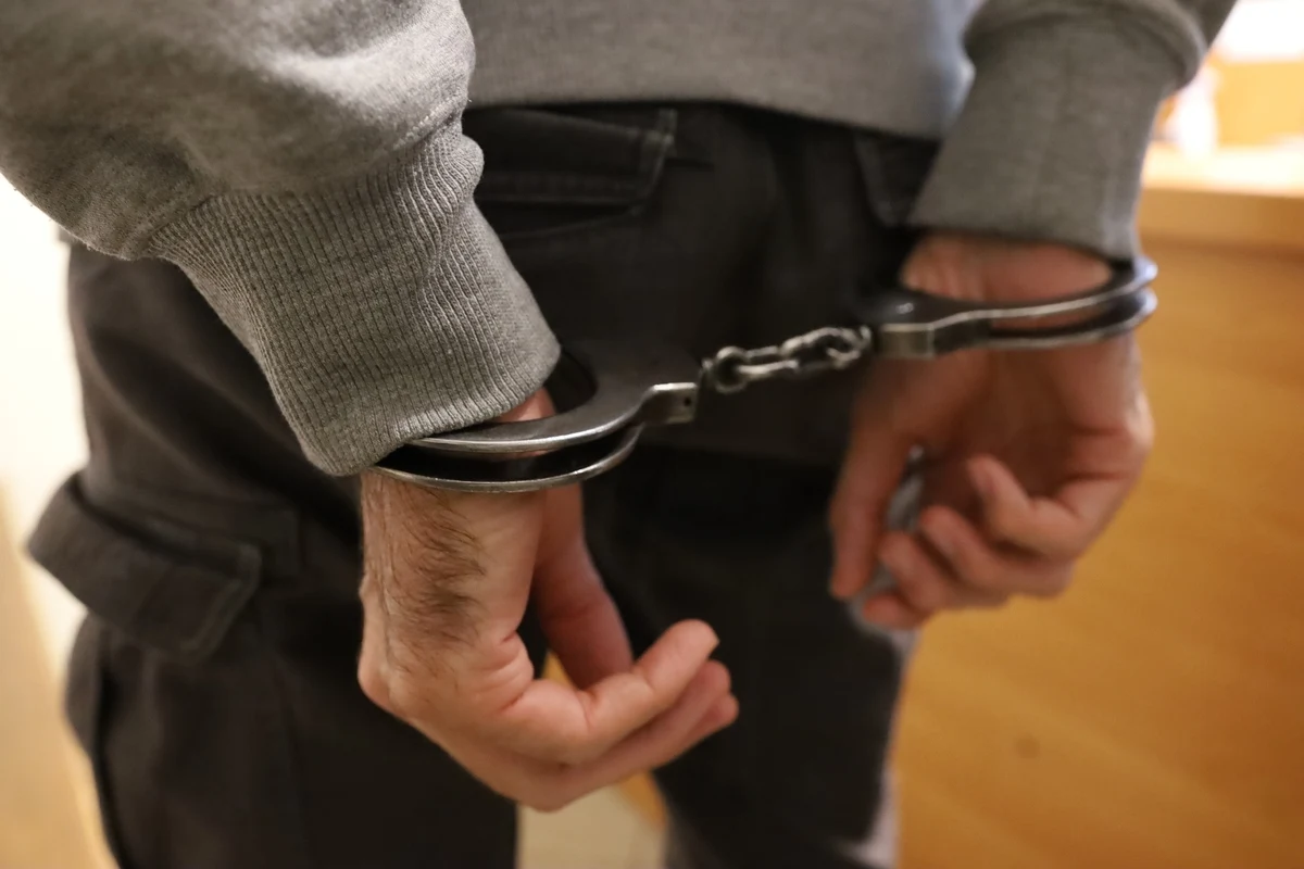 44-letni kierowca busa szkolnego z Białegostoku w trakcie dowożenia dzieci do szkoły zatrzymywał auto i wkładał do bagażnika zdekomponowaną lalkę. Miała wydłubane oko i była pobrudzona czymś, co przypominało krew. Przerażone dzieci powiedziały o wszystkim rodzicom. Mężczyźnie grozi więzienie.