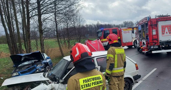 Dwa samochody osobowe zderzyły się rano w miejscowości Zborów w Łódzkiem. W wypadku zginął 71-letni mężczyzna. Trzy osoby są pod opieką lekarską. Droga jest zamknięta, służby cały czas prowadzą akcję.