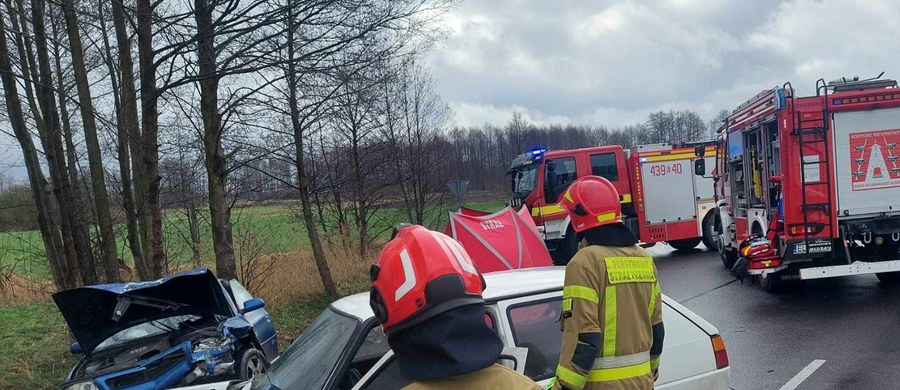 Dwa samochody osobowe zderzyły się rano w miejscowości Zborów w Łódzkiem. W wypadku zginął 71-letni mężczyzna. Trzy osoby są pod opieką lekarską. Droga jest zamknięta, służby cały czas prowadzą akcję.