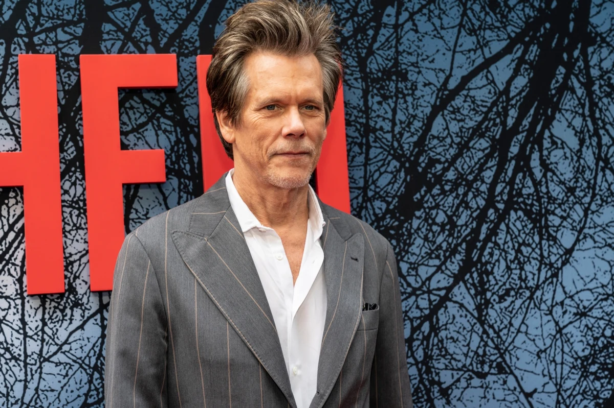 Kevin Bacon zaskoczył widzów programu "Today" ogłaszając swoją obecność na balu maturalnym zorganizowanym w szkole średniej, gdzie kręcony był kultowy film „Footloose”. O jego obecność uczniowie Payson High School z miasteczka Payson w Utah zabiegali od miesięcy. 