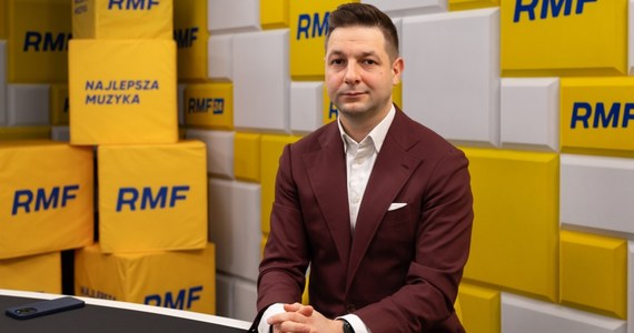 "Ja wzmacniam obóz Zjednoczonej Prawicy" - stwierdził w Porannej rozmowie w RMF FM Patryk Jaki, który w ostatnich dniach mocno krytykował Prawo i Sprawiedliwość. "Tu nie chodzi o mnie, Morawieckiego czy Dudę. Chodzi o coś ważniejszego - o Polskę" - dodał. Europoseł Suwerennej Polski poinformował ponadto, że będzie kandydował do Parlamentu Europejskiego z list Zjednoczonej Prawicy.