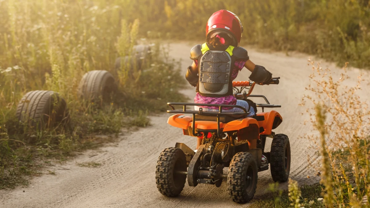 9-letnia dziewczynka kierowała niezarejestrowanym i nieubezpieczonym quadem. Jej pasażerem był pijany 36-latek. Pojazd zatrzymał jeden z mieszkańców Tomaszowa Lubelskiego, który zadzwonił także na policję. Teraz sprawą "przejażdżki" zajmie się sąd rodzinny. Ukarany możne zostać nie tylko 36-latek, ale i rodzice dziewczynki.