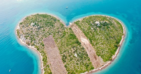 Galesznjak - słynna chorwacka wyspa w kształcie serca została zdewastowana. Mimo obowiązującego tam zakazu budowy, ktoś rozpoczął pracę nad obiektem przypominającym molo - podał chorwacki dziennik "Jutarnji list".