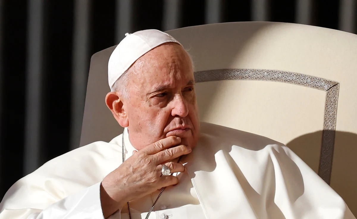 "To normalne, że (papież - przyp. red.) ma momenty zmęczenia" - tak niedzielną niedyspozycję podczas  Franciszka skomentował prof. Sergio Alfieri, który operował papieża dwukrotnie. "Nic mi nie wiadomo o sytuacji, która mogłaby niepokoić" – dodał chirurg. Franciszek nie przeczytał homilii podczas mszy świętej w Niedzielę Palmową.