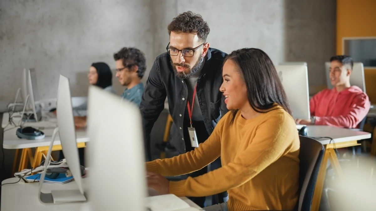 Co najmniej 4,3 tys. zł brutto miesięcznie mogą zarobić żacy na płatnych stażach pracy w łódzkich firmach. W tym roku pracodawcy przygotowali 350 stanowisk. Do tej pory blisko 2,5 tys. studentów po takich stażach znalazło pracę.