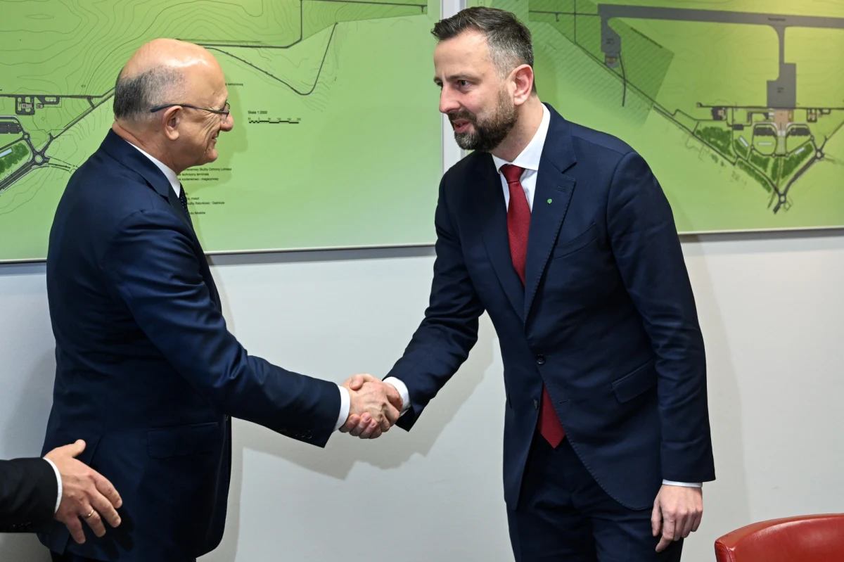 „Na lotnisku w Świdniku powstanie stała baza śmigłowców Wojska Polskiego. Przed nami finalizacja umowy w tej sprawie” - zapowiedział w poniedziałek wicepremier, szef MON Władysław Kosiniak-Kamysz. Inwestycja ma być również bodźcem do rozwoju gospodarczego regionu.