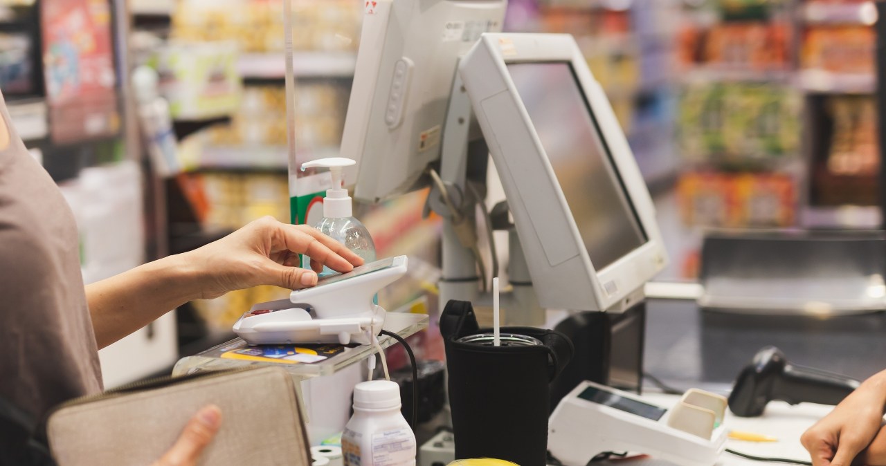 Polacy znów hamują się w sklepach. Najnowsze dane zaskoczyły ekonomistów