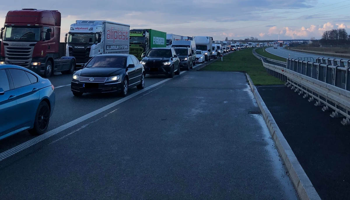 Ponad pięć kilometrów długości miał korek na autostradzie A1 między węzłami Ciechocinek i Włocławek Północ w Kujawsko-Pomorskiem. Zderzyło się tam pięć samochodów osobowych.