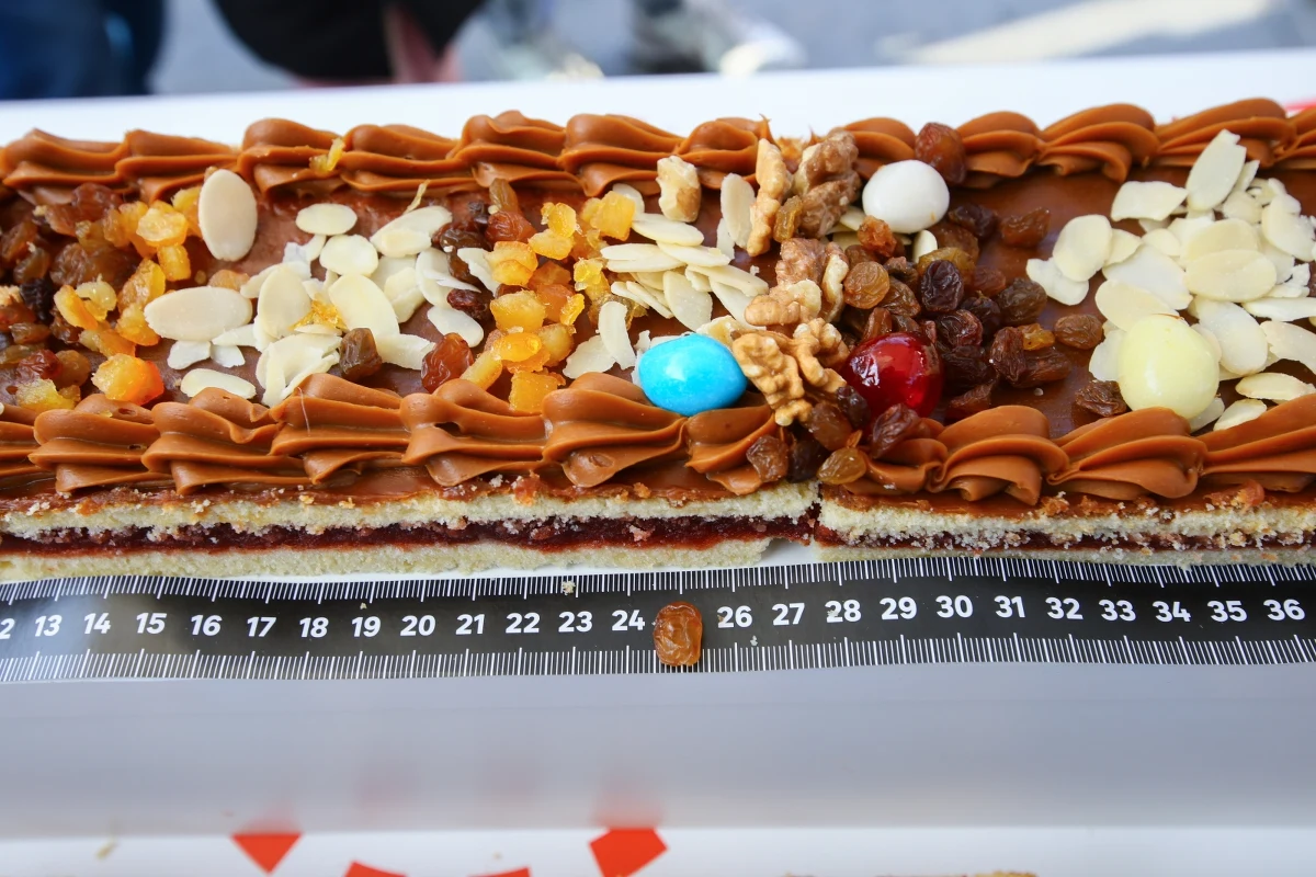 Rekordowy mazurek w centrum Kalisza. Upiekli go cukiernicy z piekarni Społem. Do jego produkcji zużyto ponad 100 kg ciasta.